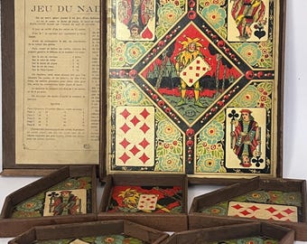 Un antiguo juego de enano amarillo con sus fichas de hueso.