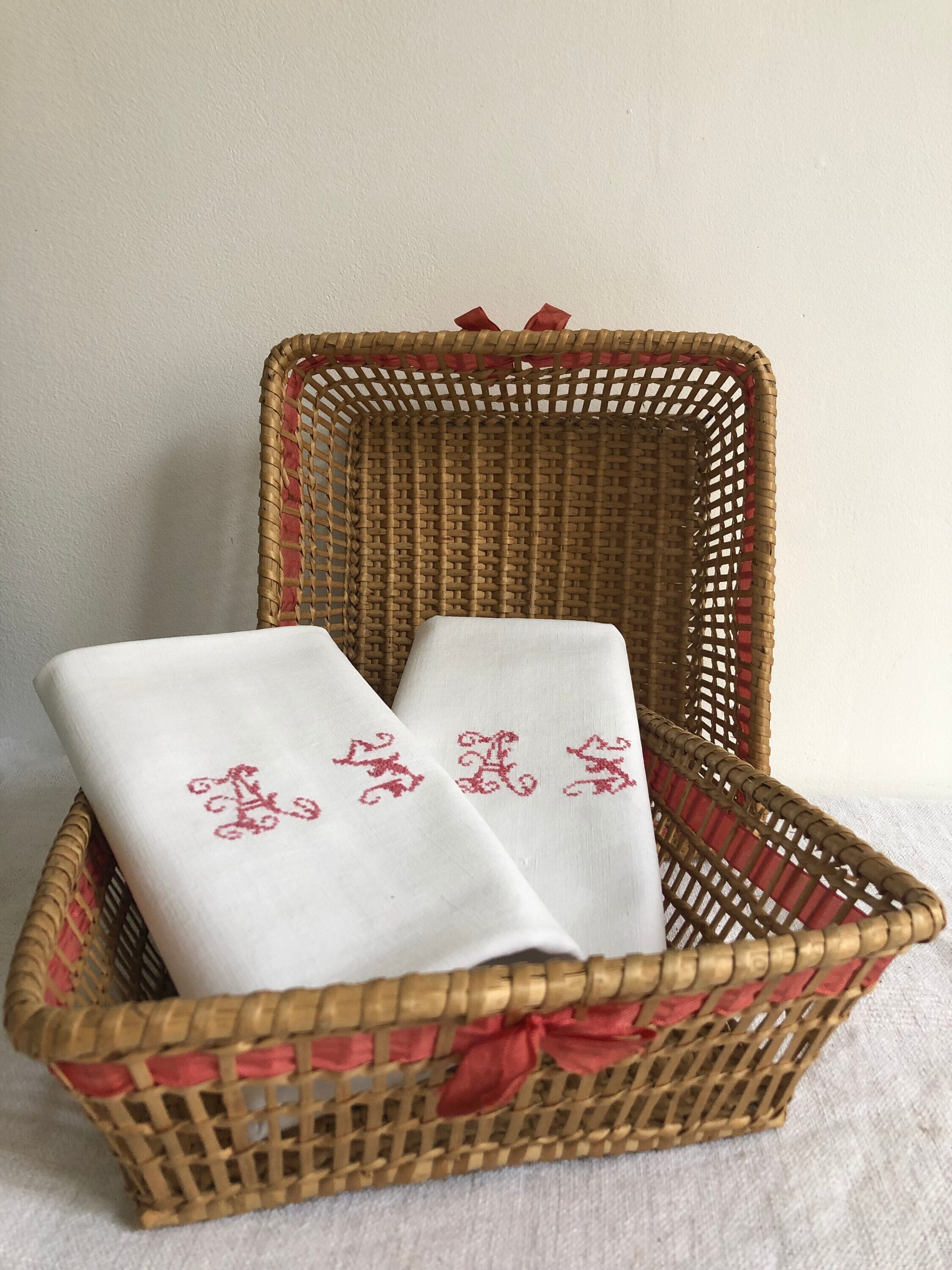 Deux Corbeilles en Osier Tressé, Ruban, Décoration