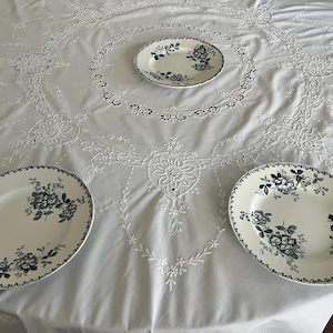 Nappe Ancienne Blanche Ovale Brodée, Motif Fleuri, Dimensions 68x82 Pouces (environ 173x208 Cm), Peacock
