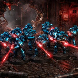 Puede incluir: Un grupo de figuras en miniatura con armadura azul, empuñando armas con rayos láser rojos, se alza sobre una base detallada y oscura de temática industrial. La escena está iluminada con tonos rojos y anaranjados.