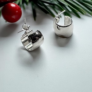 Elegant Silver Hoop Earrings - Minimalist Design for Everyday Wear
