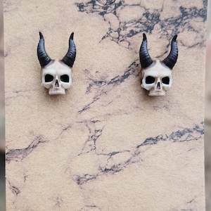 Boucles d'oreilles tête de mort en acier inoxydable et résine imprimées en 3D et peintes à la main, grandes boucles d'oreilles punk gothiques uniques en forme de tête de mort image 9