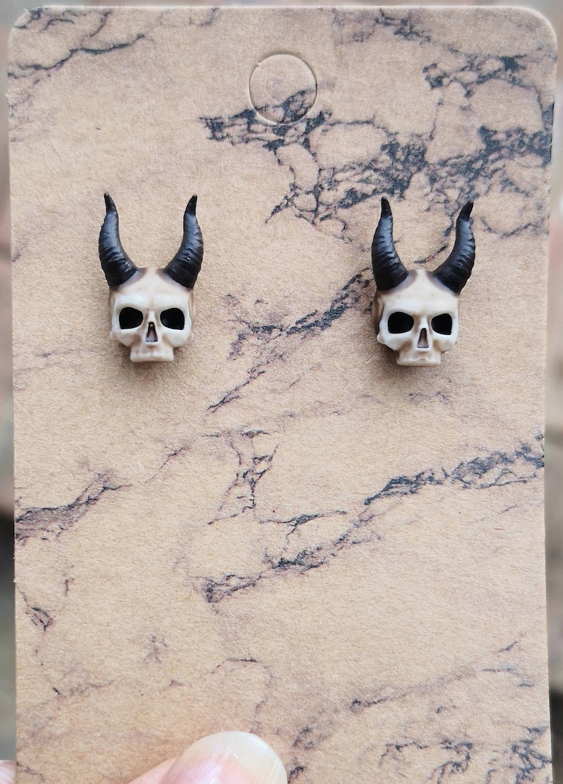 Boucles d'oreilles tête de mort en acier inoxydable et résine imprimées en 3D et peintes à la main, grandes boucles d'oreilles punk gothiques uniques en forme de tête de mort image 9