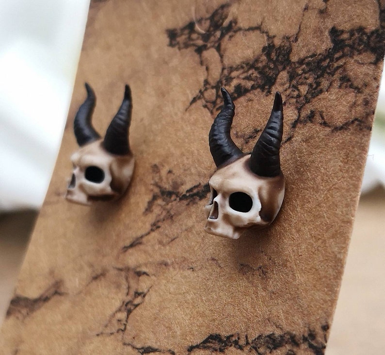 Boucles d'oreilles tête de mort en acier inoxydable et résine imprimées en 3D et peintes à la main, grandes boucles d'oreilles punk gothiques uniques en forme de tête de mort image 8