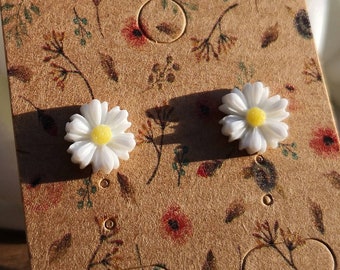 White Daisy Stud Earrings, Stainless Steel & Resin Cute Flower Stud Earrings For Girls, Small 9mm Boho Girly White Floral Studs For Women