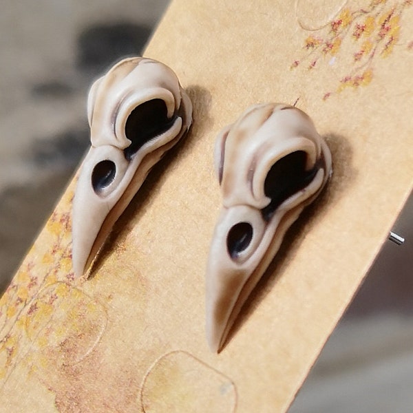 Boucles d'oreilles crâne de corbeau en acier inoxydable et résine imprimées en 3D peintes à la main, goujons de crâne d'oiseau de grand effet d'os vieilli, boucles d'oreilles uniques faites à la main au Royaume-Uni