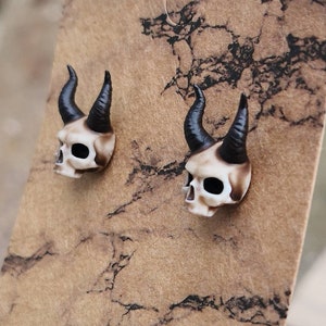 Boucles d'oreilles tête de mort en acier inoxydable et résine imprimées en 3D et peintes à la main, grandes boucles d'oreilles punk gothiques uniques en forme de tête de mort image 4