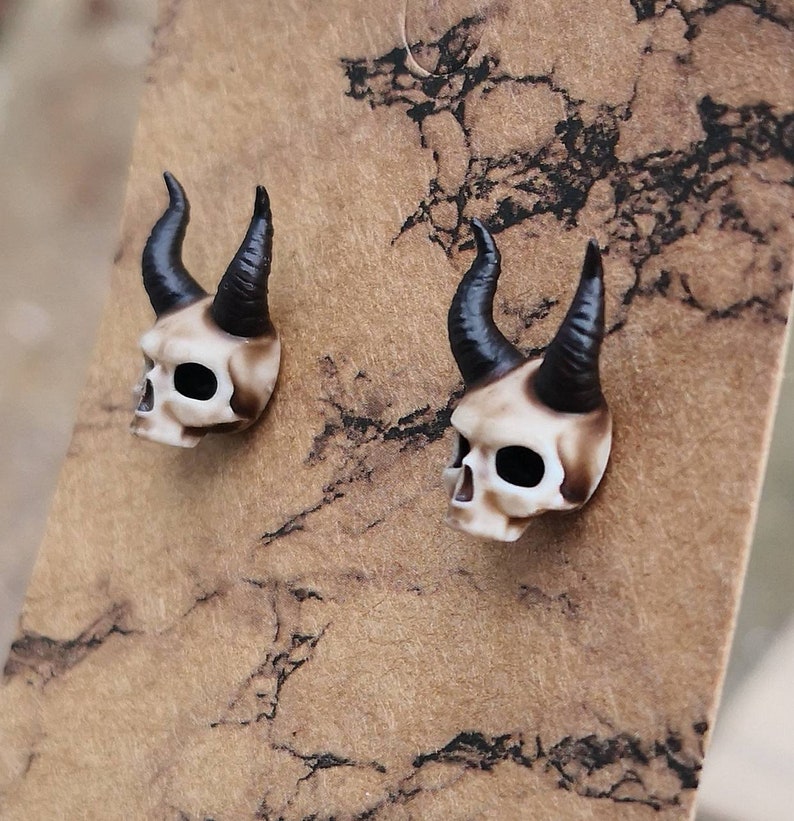 Boucles d'oreilles tête de mort en acier inoxydable et résine imprimées en 3D et peintes à la main, grandes boucles d'oreilles punk gothiques uniques en forme de tête de mort image 4