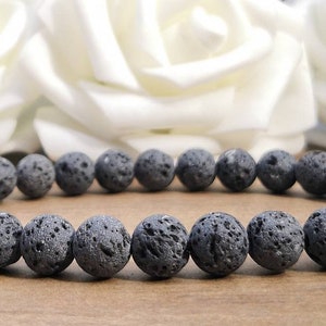 以下が含まれることがあります： 黒い溶岩ビーズのブレスレット。ブレスレットは、ざらざらとした質感のある丸いダークグレーのビーズで作られています。