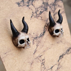 Boucles d'oreilles tête de mort en acier inoxydable et résine imprimées en 3D et peintes à la main, grandes boucles d'oreilles punk gothiques uniques en forme de tête de mort image 6