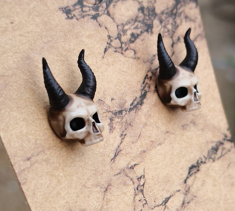 Boucles d'oreilles tête de mort en acier inoxydable et résine imprimées en 3D et peintes à la main, grandes boucles d'oreilles punk gothiques uniques en forme de tête de mort image 6