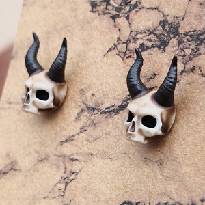 Boucles d'oreilles tête de mort en acier inoxydable et résine imprimées en 3D et peintes à la main, grandes boucles d'oreilles punk gothiques uniques en forme de tête de mort image 1