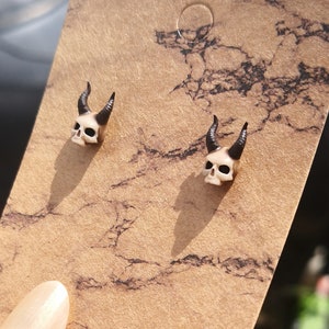 Boucles d'oreilles tête de mort en acier inoxydable et résine imprimées en 3D et peintes à la main, grandes boucles d'oreilles punk gothiques uniques en forme de tête de mort image 3