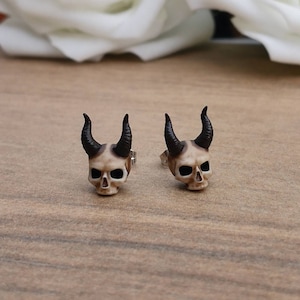 Boucles d'oreilles tête de mort en acier inoxydable et résine imprimées en 3D et peintes à la main, grandes boucles d'oreilles punk gothiques uniques en forme de tête de mort image 5