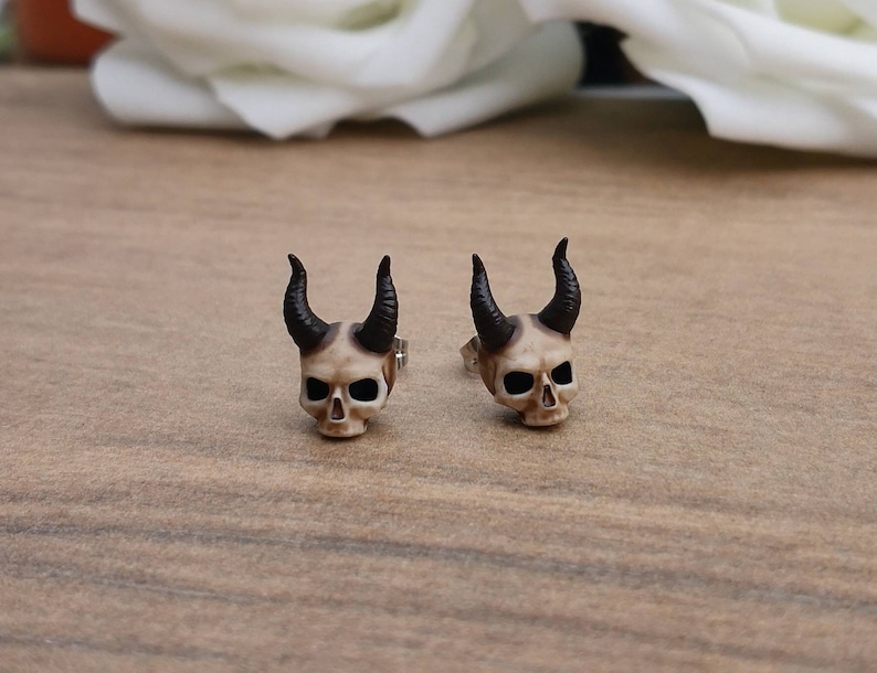 Boucles d'oreilles tête de mort en acier inoxydable et résine imprimées en 3D et peintes à la main, grandes boucles d'oreilles punk gothiques uniques en forme de tête de mort image 5