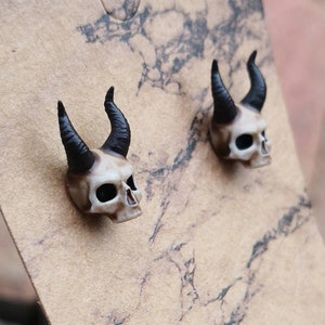 Boucles d'oreilles tête de mort en acier inoxydable et résine imprimées en 3D et peintes à la main, grandes boucles d'oreilles punk gothiques uniques en forme de tête de mort image 10