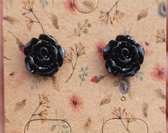 Clous d'oreilles fleurs noires, boucles d'oreilles fleuries mignonnes en acier inoxydable et résine pour fille, gros clous roses noirs bohèmes 10 mm pour femme, Royaume-Uni