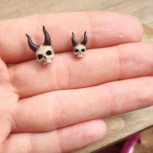 Boucles d'oreilles tête de mort en acier inoxydable et résine imprimées en 3D et peintes à la main, grandes boucles d'oreilles punk gothiques uniques en forme de tête de mort image 2