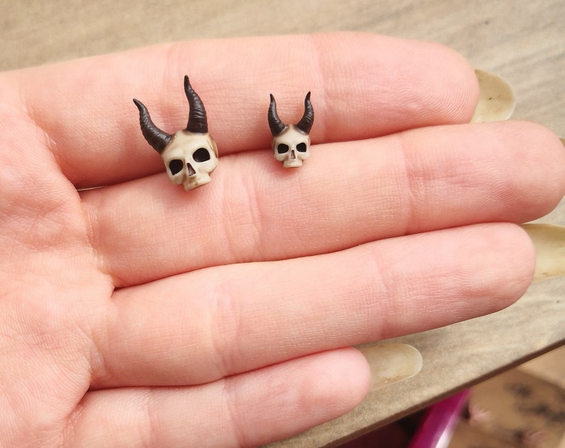 Boucles d'oreilles tête de mort en acier inoxydable et résine imprimées en 3D et peintes à la main, grandes boucles d'oreilles punk gothiques uniques en forme de tête de mort image 2