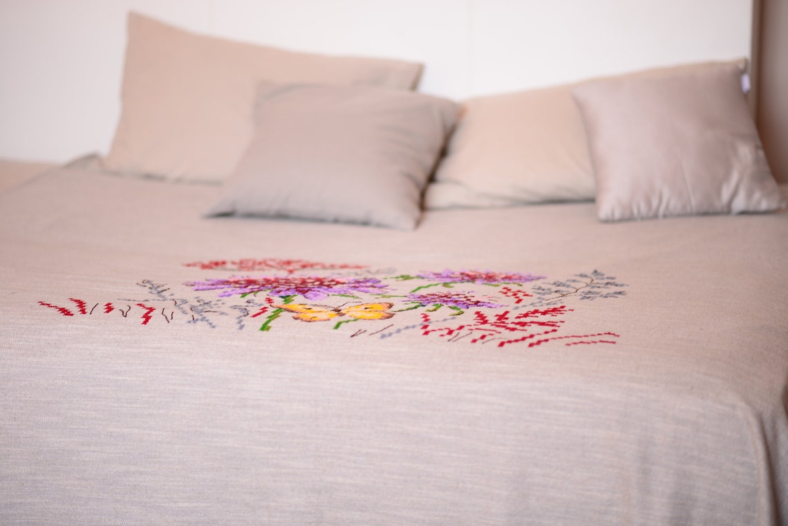Bedspread with embroidered flowers / Embroidered сotton Etsy.de