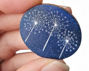 Broche de madera con diseño de diente de león, grabado en linóleo de tres cabezas de semillas y opciones de personalización con mensaje.