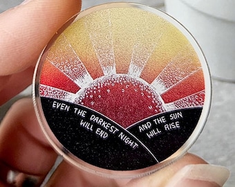 Insignia de pin "Sun Will Rise" - Broche acrílico con amanecer en linóleo y cita esperanzadora de Los Miserables
