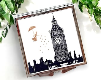 Estuche de espejo de Mary Poppins con impresión en lino de la niñera mágica volando sobre el Big Ben. Viene en una caja de regalo. Un regalo "prácticamente perfecto".