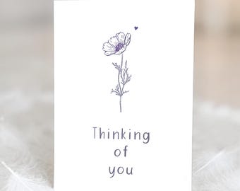 Tarjeta de pésame con una flor sencilla y el mensaje: Pensando en ti. Para expresar condolencias, dolor y apoyo.