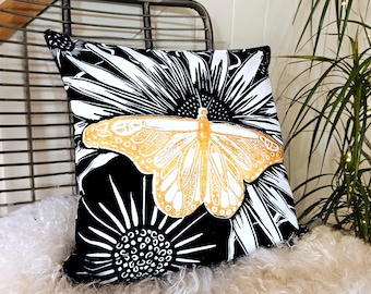 Funda de cojín con diseño de mariposa en linograbado - 40 cm cuadrados en poliéster hilado suave. Fauna y flora. Un regalo precioso para jardineros y amantes de la naturaleza.