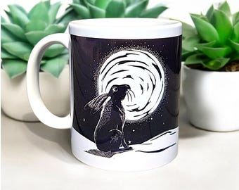 Taza "Liebre Observando la Luna" - Imagen en linóleo de un conejo iluminado por la luna en una noche nevada. Regalo para amantes de la naturaleza. Dos opciones de color.