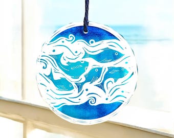 Atrapasueños de linograbado de peces: hermosa decoración colgante de vidrio con grabado en linóleo. Adorno elegante ideal para amantes de la playa, los ríos y el océano.