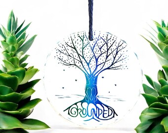 Atrapasueños de Conciencia Plena: hermosa bola de cristal con una mujer y un árbol con raíces que forman la palabra "grounded" (enraizado). Regalo para yoga, meditación y empoderamiento femenino.