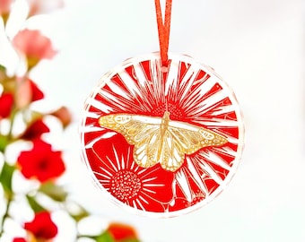 Atrapasol con forma de mariposa: una hermosa decoración colgante o adorno de vidrio linograbado. Elegante adorno con flores. Un regalo de naturaleza y vida silvestre.