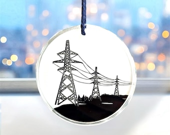 Atrapasueños de torres eléctricas: llamativa decoración colgante monocromática en linóleo sobre vidrio que representa torres y líneas eléctricas. Un elegante paisaje industrial.