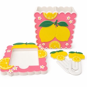 Juego de escritorio inspirado en los limones: bloc de notas, portalápices y clips.