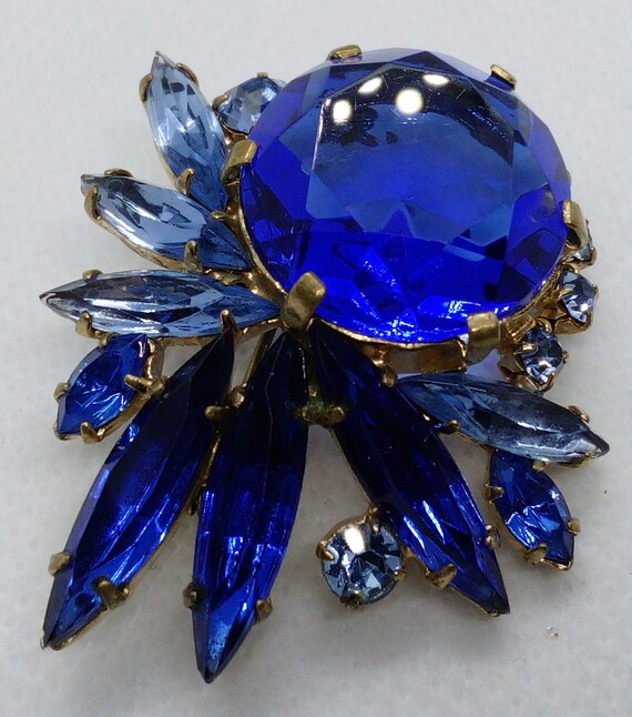 Antique vintage brooch with blue and blue stones in g… Gem