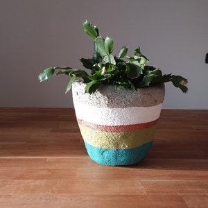 Può includere: Un set di tre ciotole impilabili in ceramica nei toni del blu, verde e bianco. Le ciotole presentano una smaltatura maculata e un design semplice e moderno. La ciotola più grande misura circa 15 cm di diametro.