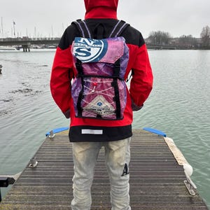 Mochila de vela de windsurf reciclada: una mochila de aventura duradera, sostenible y única.