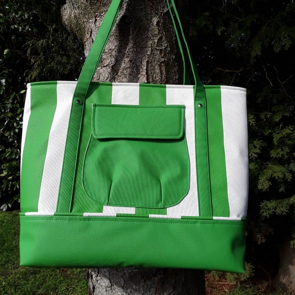 Très grand sac cabas de plage en toile enduit rayé vert et blanc