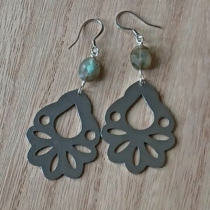Blue flash labradorite dangly earrings, stainless steel modern jewelry, casual boho earrings, floral themed, stainless steel, gifts for her