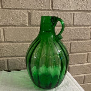 Blenko green swirl glass jug. Hand blown glass. has the tell tale seam, pontil  marks at the bottom and classic green.Vintage classy piece.