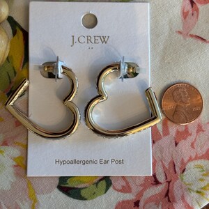 Pendientes de aro con forma de corazón de cristal de JCREW. Preciosos. Nuevos en caja. Envío gratis. Para regalar o para ti. Un look veraniego. Simplemente preciosos.