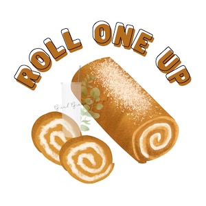 Può includere: Un rotolo di torta di zucca e spezie con ripieno di crema bianca. La torta è spolverata di zucchero a velo e il testo "Roll One Up" è scritto in lettere nere su uno sfondo bianco.