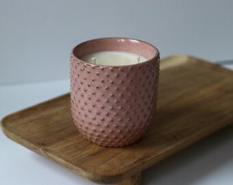 Bougie à la cire de soja | Récipient en céramique rose Mina | Coulée à la main | Nova Candle Co. | Parfums masculins | Parfums floraux | Parfums frais