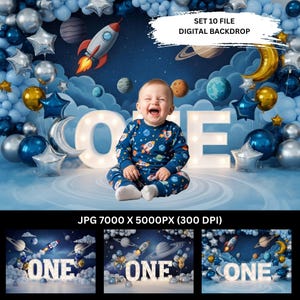 Puede incluir: Un bebé sonriente con un pijama azul con temática de cohetes está sentado frente a un telón de fondo con globos, planetas y un cohete. La palabra "ONE" está iluminada en letras grandes. El texto "SET 10 FILE DIGITAL BACKDROP" es visible.
