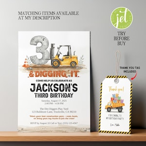 Op de afbeelding: Een verjaardagsfeest uitnodiging en bedankje set. De uitnodiging toont het nummer 3 van steen, een gele vorkheftruck en de tekst "& Digging It". Het bedankje heeft een vrachtwagen met cadeaus.