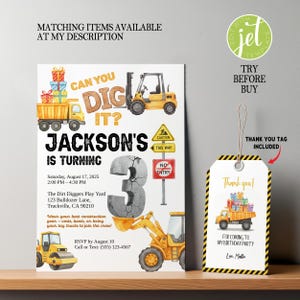 Puede incluir: Una invitación de fiesta de cumpleaños con temática de construcción y una etiqueta de agradecimiento. La invitación presenta un camión volquete amarillo, una carretilla elevadora y una excavadora. La invitación dice "Can You Dig It?" y "Jackson's is Turning 3."