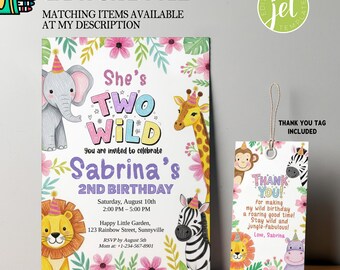 Könnte beinhalten: Ein Geburtstagseinladungs- und Dankesetiketten-Set. Die Einladung zeigt einen Elefanten, eine Giraffe, einen Löwen und ein Zebra mit dem Text "She's Two Wild" und Party-Details. Das Etikett sagt "Thank You!" mit Illustrationen zum Thema Dschungel.