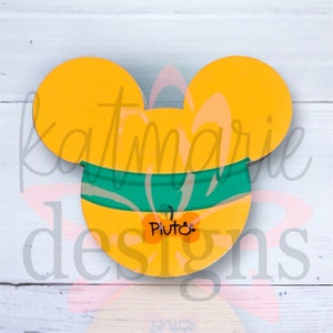 Pode incluir: Orelhas amarelas do Mickey Mouse com uma faixa verde e branca listrada ao redor da parte inferior. As orelhas têm a palavra "Pluto" escrita em preto na frente.
