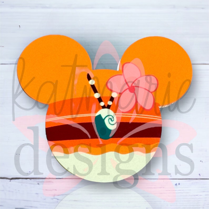 K&ouml;nnte beinhalten: Orangefarbene Mickey-Maus-Ohren mit einem braunen, orangefarbenen und wei&szlig;en Streifenband, einer blaugr&uuml;nen und wei&szlig;en Muschel und einer rosa Blume.